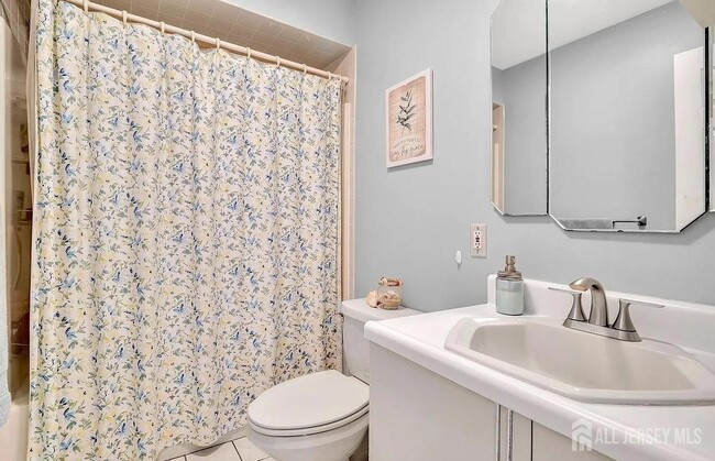 Building Photo - 12 Windsor Dr