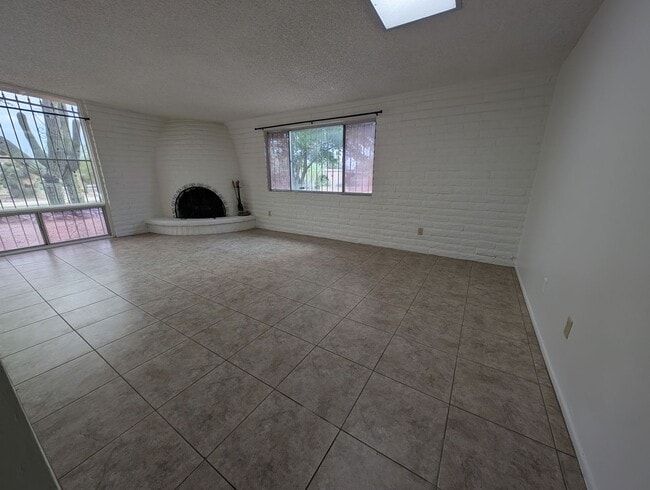 Building Photo - Comfortable West Side Rental