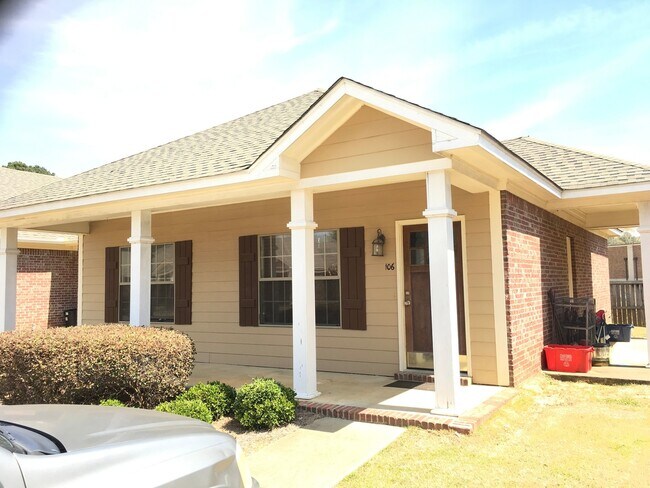 Primary Photo - 104 Cypress Glenn