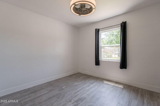Building Photo - 1116 E Fern Dr N