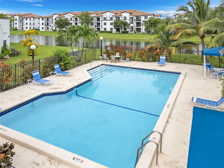 Building Photo - 9421 Fontainebleau Blvd