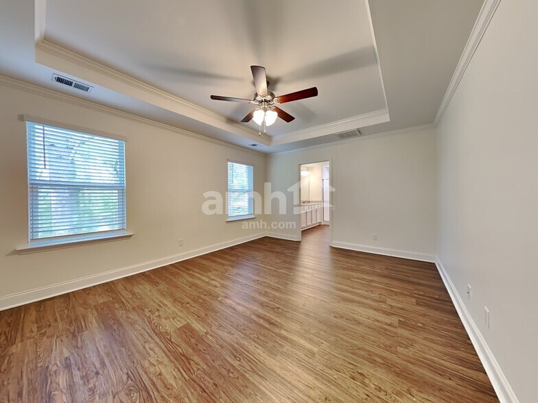 Building Photo - 223 Swan Dr