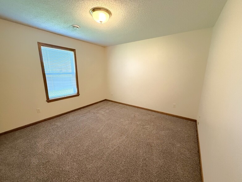 Building Photo - 1915 W 6th St