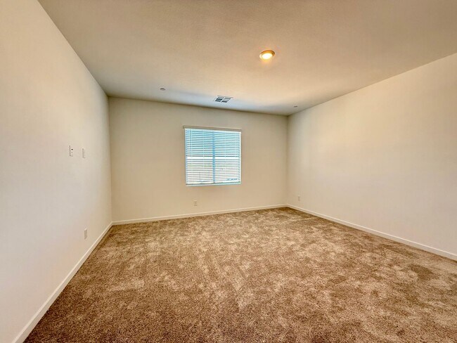 Building Photo - 4 BED 3.5 BATH 2 CAR GARAGE HOME w/ LOFT, ...