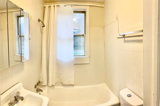 Building Photo - 290 Sunset Dr