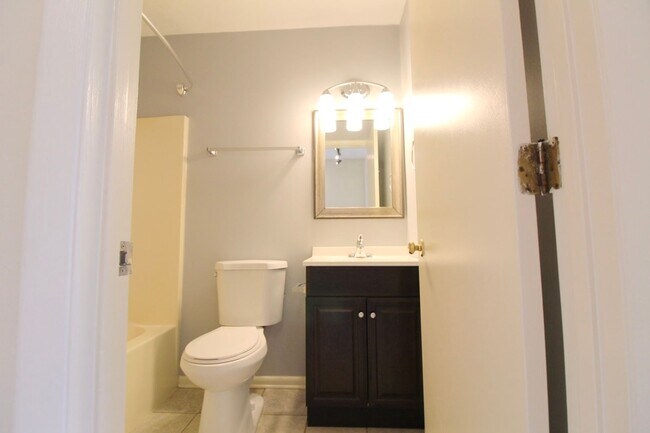 Building Photo - 1408 Bradley Dr