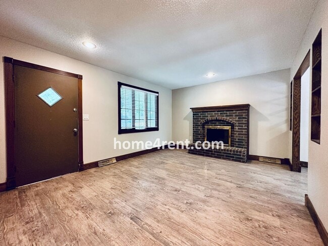 Building Photo - Fantastic Parkville area with Updated Kitchen including Granite Counters and Stainless Steel Appl...