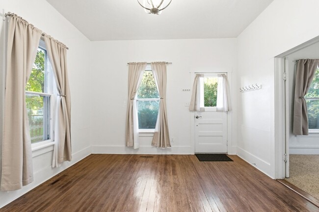 Building Photo - Charming house for rent, with laundry machines included and fenced yard.