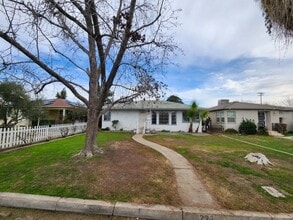 Building Photo - Oleander home with a HUGE shop!