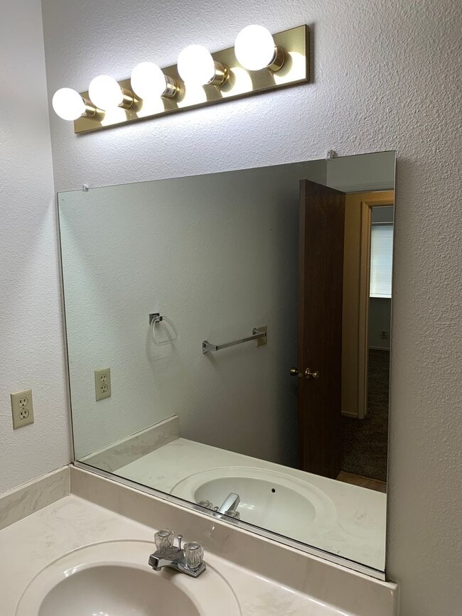 Building Photo - 3 Bedroom 2 Bath Home