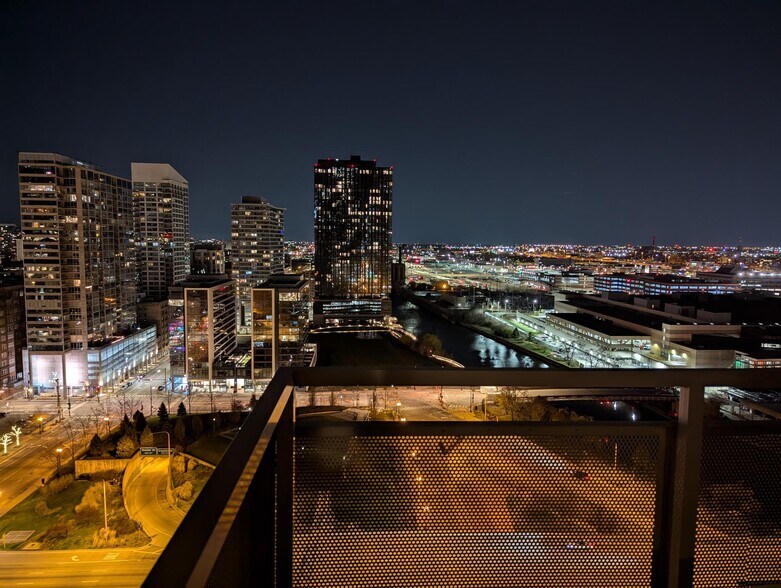 Building Photo - 235 W Van Buren St