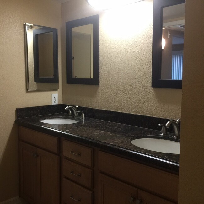 Building Photo - Gated Community * Downstairs 1 bedroom * Community Pool & Fitness Room