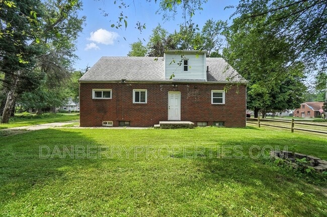 Building Photo - 822 Searles Rd