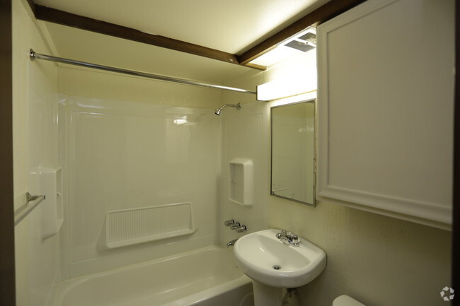 2BR, 1BA - 1305 SF - Parvin Estates