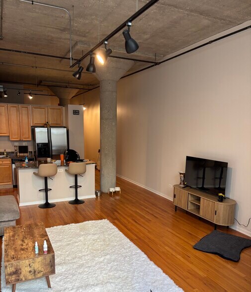 Building Photo - 900 N Kingsbury St