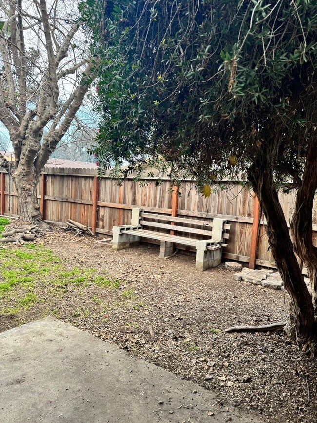 Building Photo - 4814 E Rialto Ave