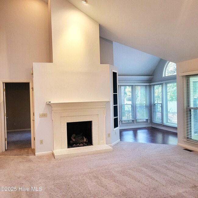 Building Photo - 301 Hampton Dr