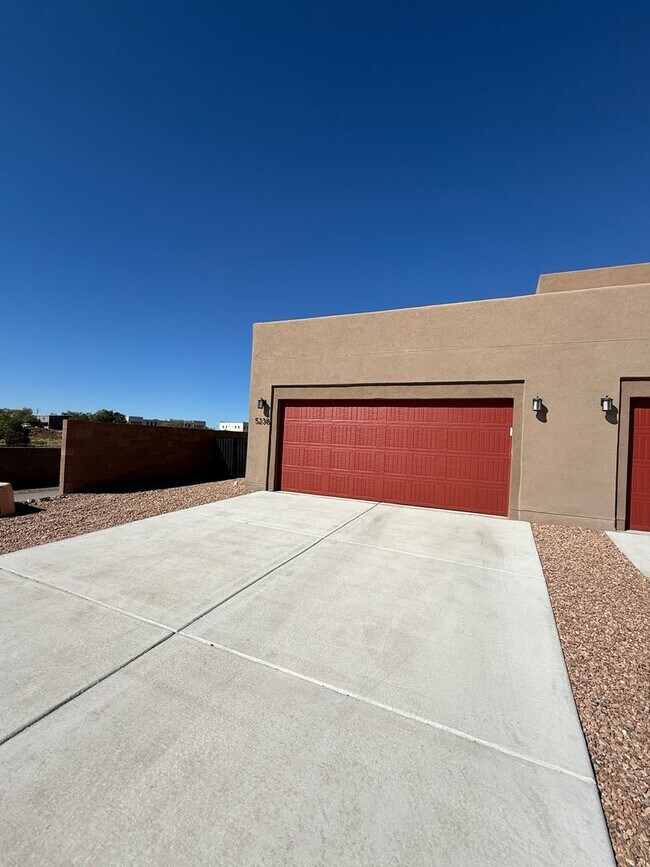 Building Photo - Villas de Los Soleras - Pristine 3 bdr, 2 1/2 bath Townhome, 2 car garage & Views!