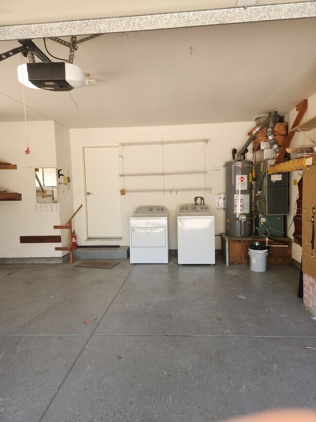 Building Photo - Lovely 2 bedroom, 2 bath in the Oakmont 55...
