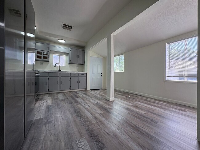 Building Photo - Leasing Special: two weeks free rent! Spac...
