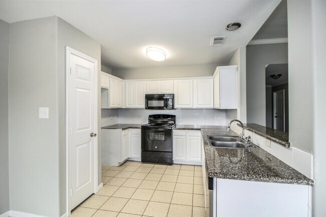 Building Photo - 406 Woodlake Dr