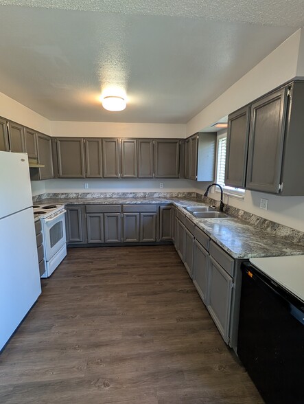 Building Photo - 1827 S Fairway Dr