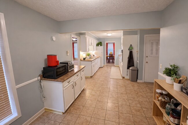 Building Photo - 5 BR 3 full BA House