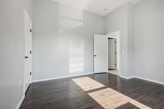 Building Photo - 541 70th St