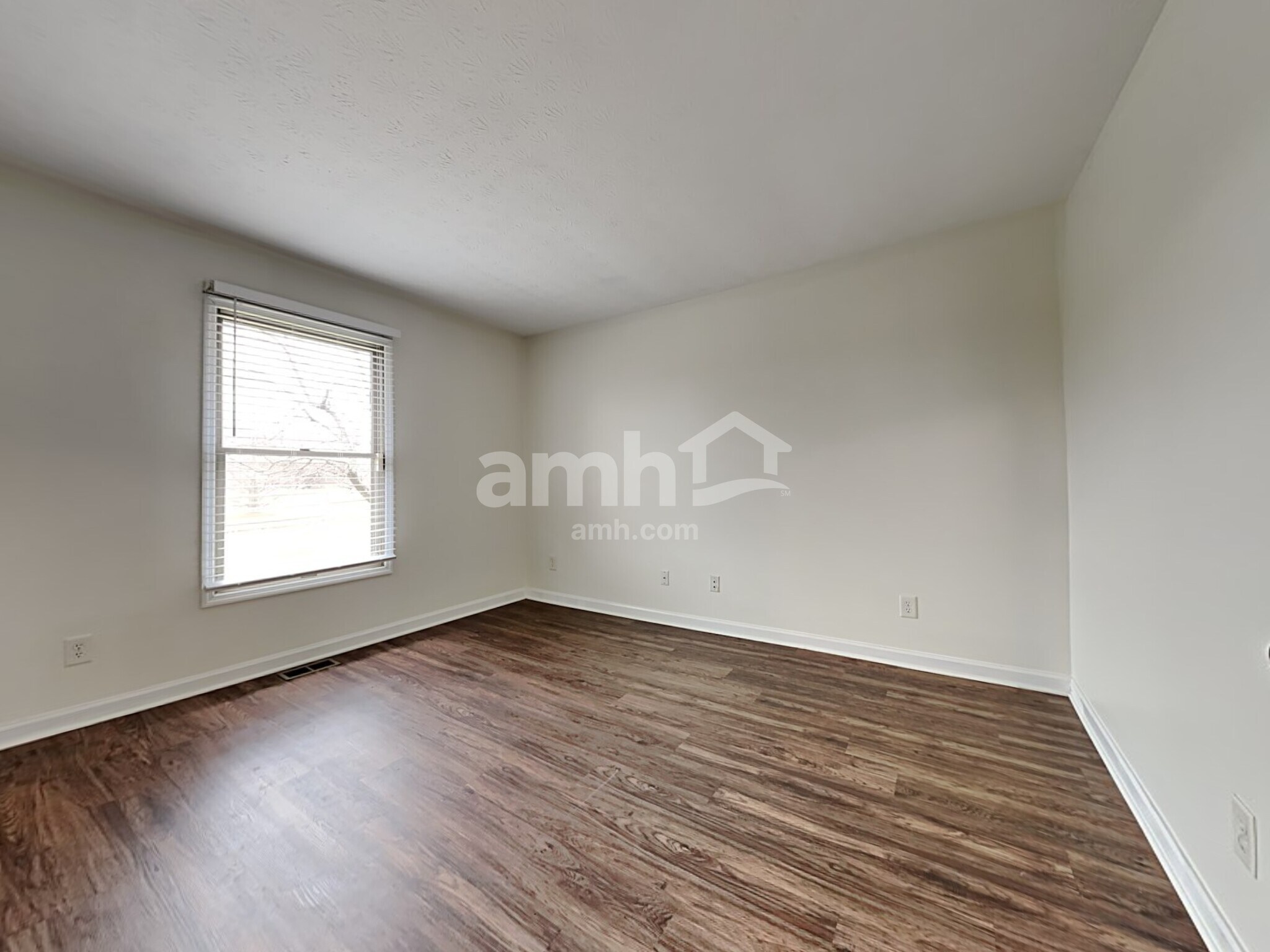 Building Photo - 6872 Sun Ridge Dr