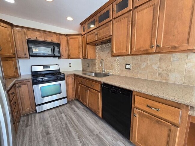 Building Photo - Unique 3 bedroom home located in the vibra...