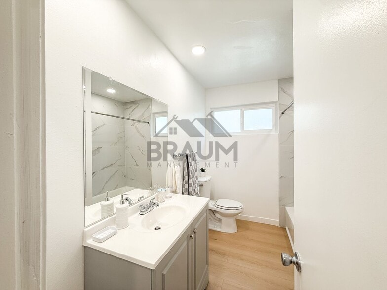 Building Photo - 6041 Whitsett Ave