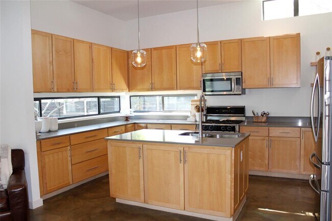 Building Photo - 3700 Garden Villa Ln