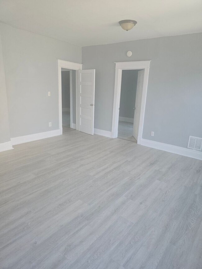 Building Photo - Three Bed 1 Bath Apartment for Rent!