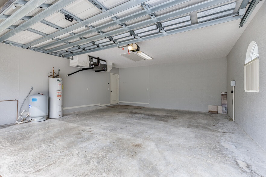 Building Photo - 320 N Fresno Ave