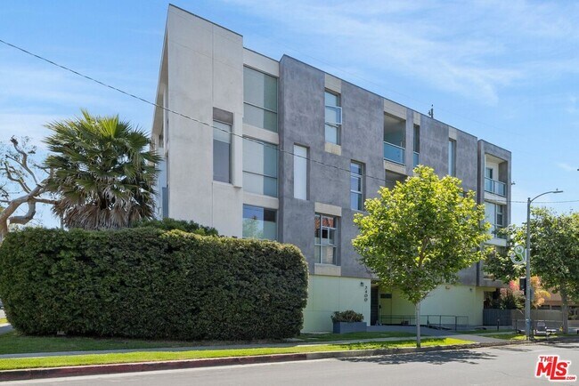 Building Photo - 2400 Corinth Ave