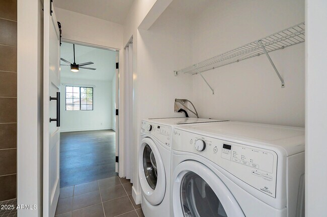 Building Photo - 1316 E Lemon St