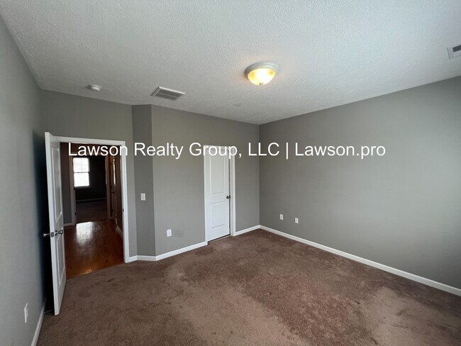 Building Photo - Luxurious Colonial Green Townhome