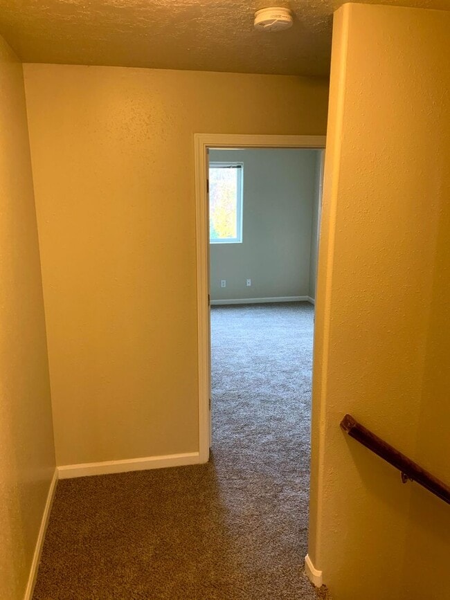 Building Photo - 4 Bedroom 2 Bathroom Home Near Thurston