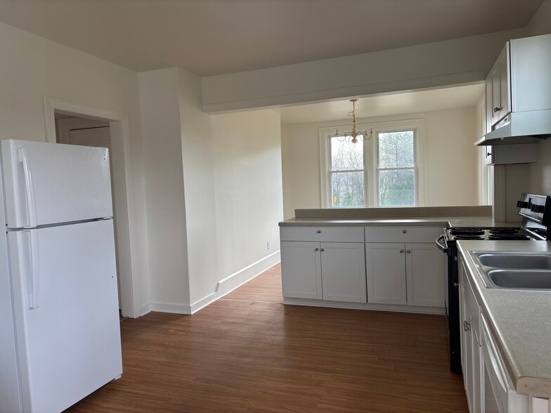 Kitchen - 9710 Chester Rd