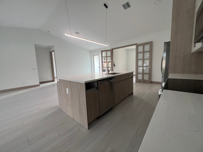 Building Photo - 1470 Henning St