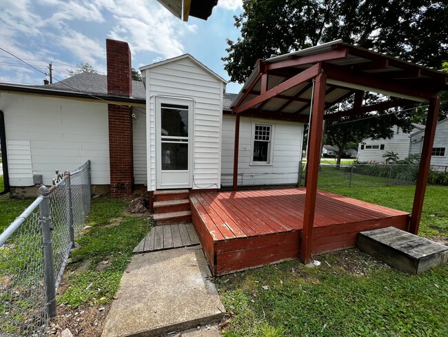 Building Photo - Beautifully Remodeled 3-Bed / 1-Bath Home ...