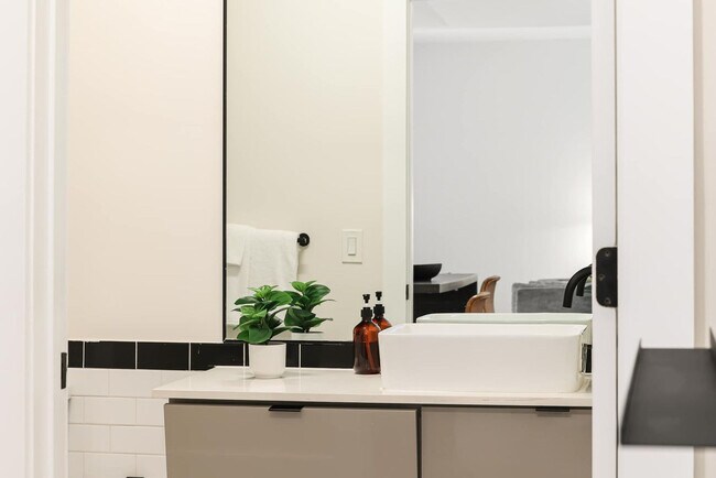 Building Photo - 3031 NE 4th Ave