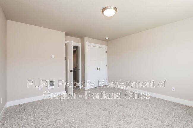 Building Photo - 512 NE Trillium Dr