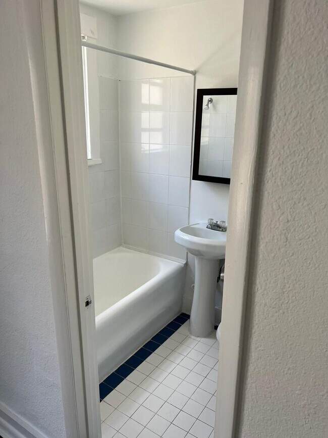 Building Photo - LARGE Studio in South Beach