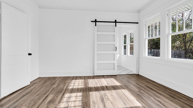 Building Photo - 2 Bedroom 2 Bath