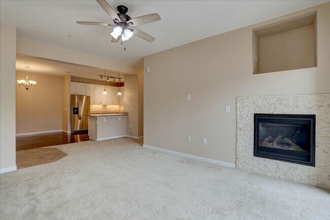 Building Photo - 2nd Floor, 2 bed, 2bath, Community Pool!