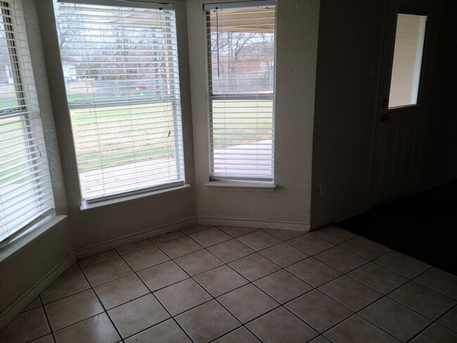 Building Photo - 4 bedroom 2 bathroom house! HOUSING ACCEPTED!