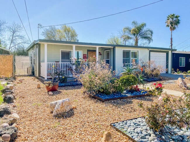 Building Photo - Beautiful Single-Story 2 Bedroom, 1 Bath w...