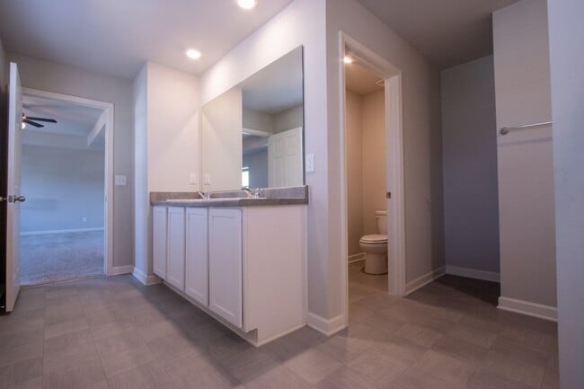 Building Photo - 325 Park W Blvd