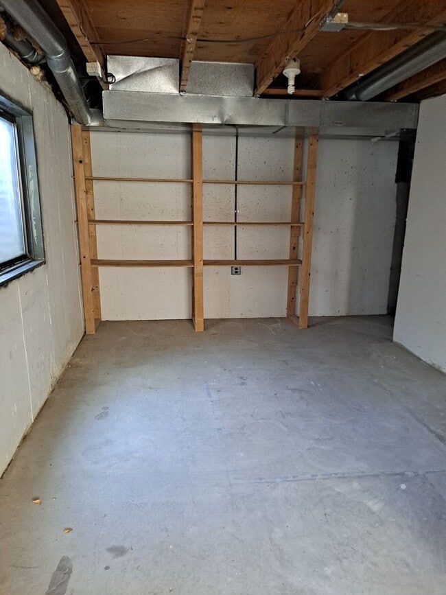 Building Photo - ALL PROSPECTIVE TENANTS MUST SUBMIT A $58 ...